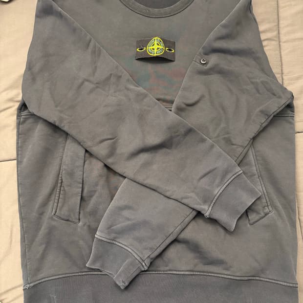 스톤아일랜드 포켓 디테일 맨투맨