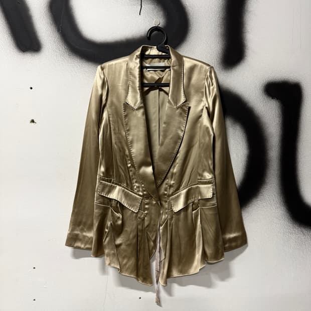 Jigott 긱시크 골드 스티치 러프 디테일 새틴 자켓