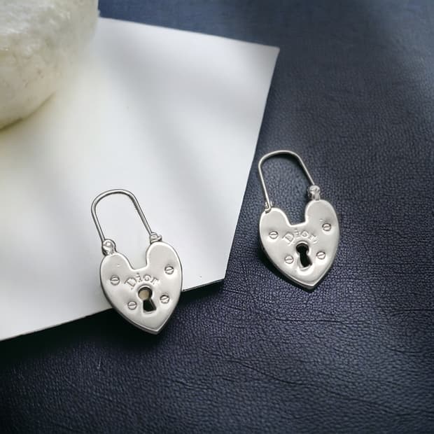 디올 로고 하트 패드락 귀걸이