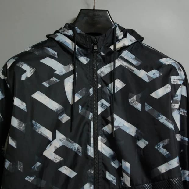 언더아머 바람막이 LG