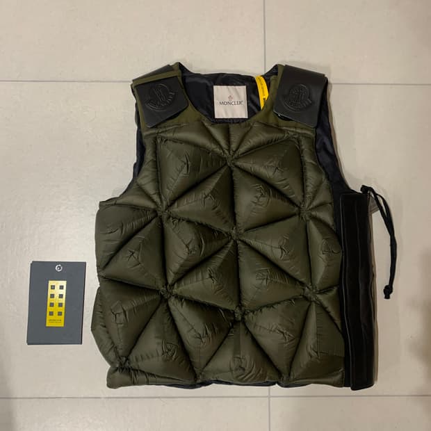 몽클레어 x 퍼렐 다운 베스트