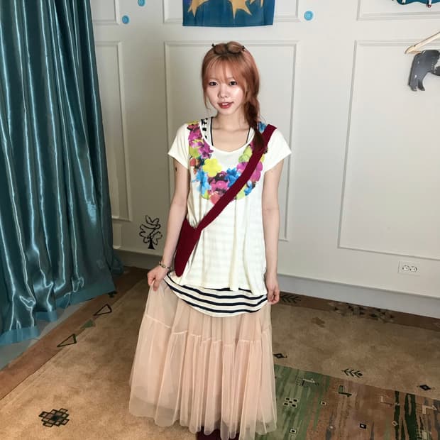 알록 달록 플라워 프린팅과 샤스커트가 어우러진 사랑스러운 레이어드 룩🍇