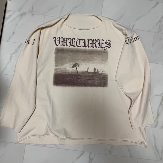 칸예 벌쳐스 티셔츠