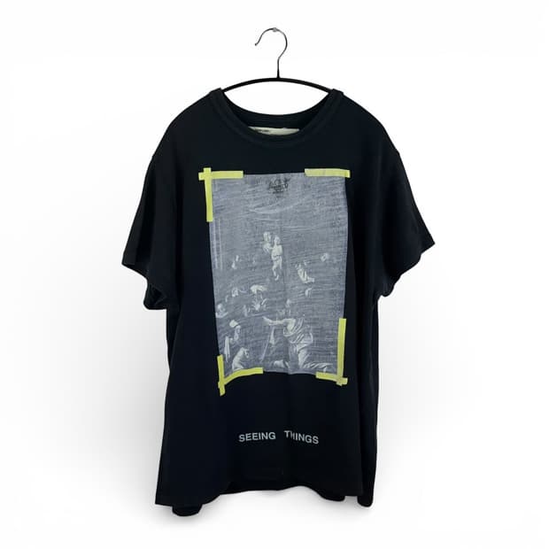 (S) 오프화이트 카라바지오 반팔 티 블랙