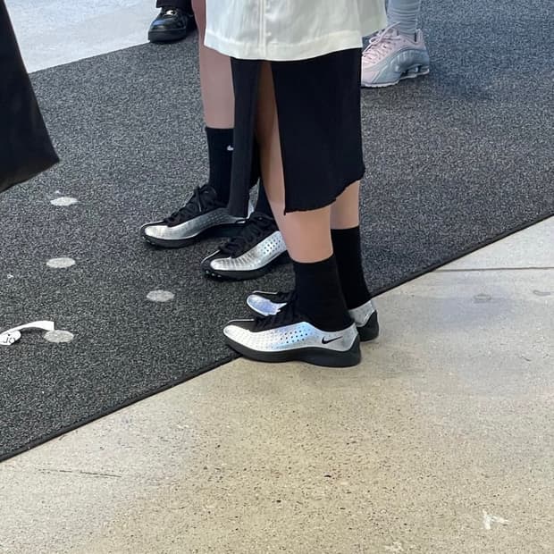 뉴진스 하니 나이키 에어 슈퍼플라이 260 실버 블랙