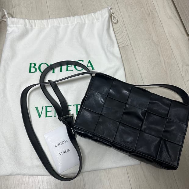 보테가베네타 카세트백 블랙 신세계 정품