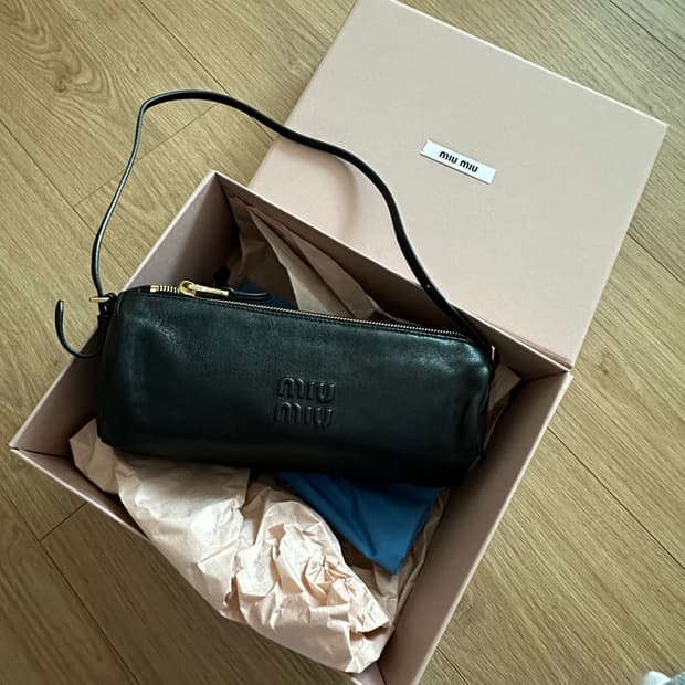 미우미우 나파 가죽 파우치