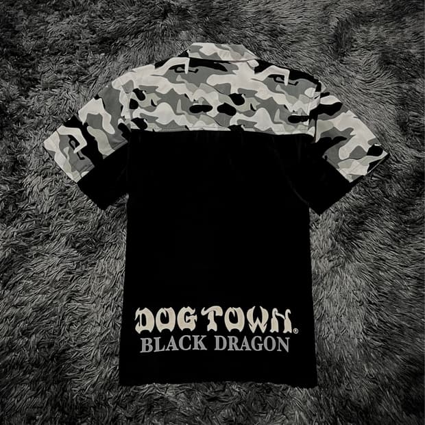 DOG TOWN 카모 패턴 용 레터링 프린팅 반팔 셔츠