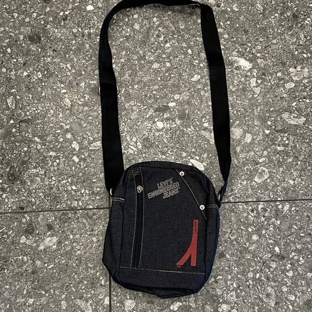 리바이스 엔지니어드 데님 미니 크로스백 처분 