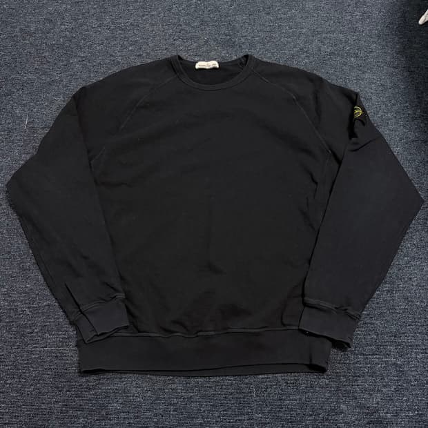 스톤아일랜드 와펜 맨투맨 블랙