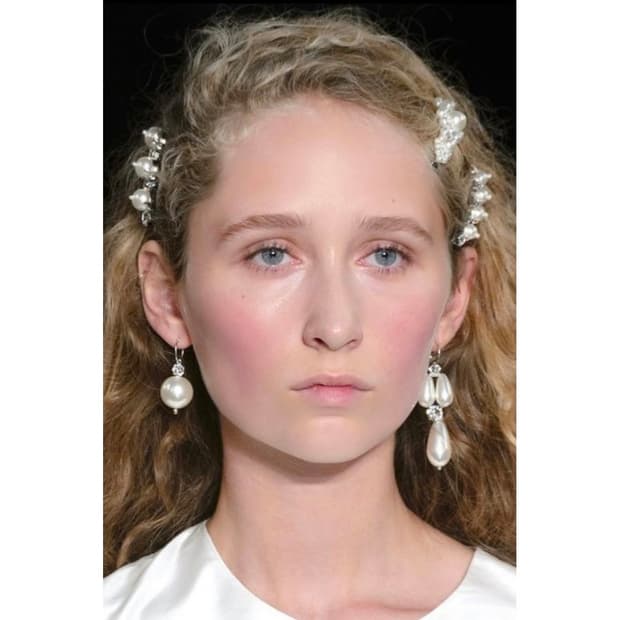 Simone Rocha pearl hair clip