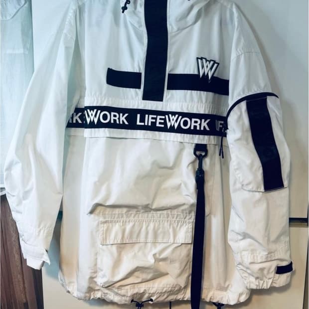 라이프워크 화이트 바람막이 점퍼