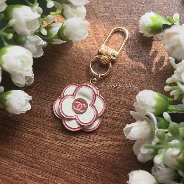 화이트) 샤넬 까멜리아 플라워 골드 백참 키링 키체인
