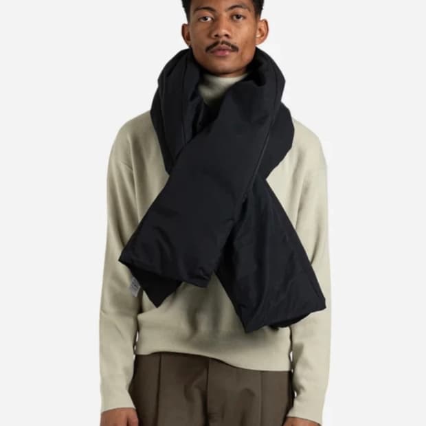 스튜디오니콜슨 에코다운 패디드 머플러 다크그레이