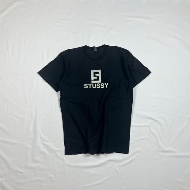 스투시 스펠아웃 펜디 모노그램 로고 패러디 반팔티