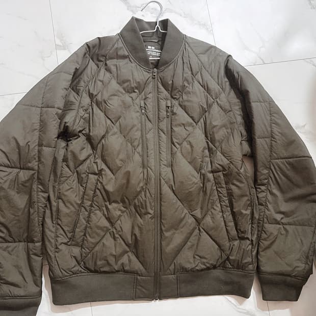 유니클로 x 화이트 마운티니어링 리사이클드 하이브리드 다운 자켓 올리브L