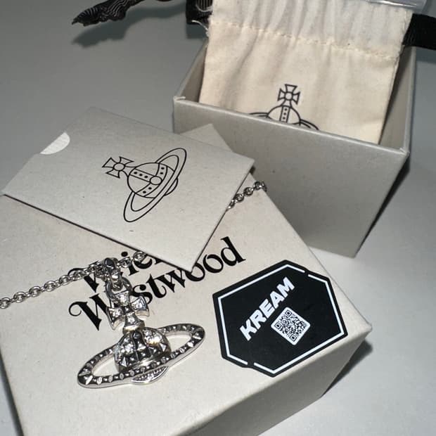 비비안 웨스트우드 메이페어 바스 릴리프 펜던트 실버 목걸이