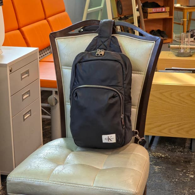 캘빈클라인  슬링백 가방