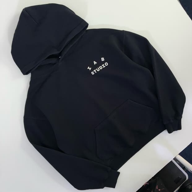 IAB studio  아이앱스튜디오 스펠 로고 코튼 블랙 후드티