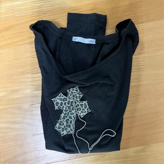 일로 illo cross t shirts