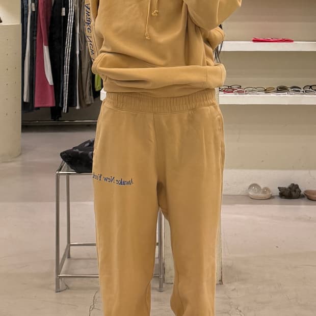 어웨이크 뉴욕 클래식 아웃라인 로고 스웻팬츠 U1351