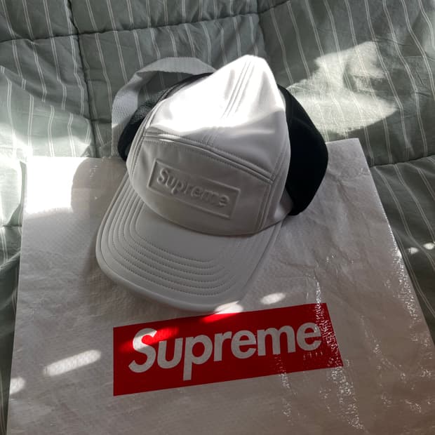 슈프림 윈드스토퍼 이어플랩 캠프캡 화이트 - 23FW