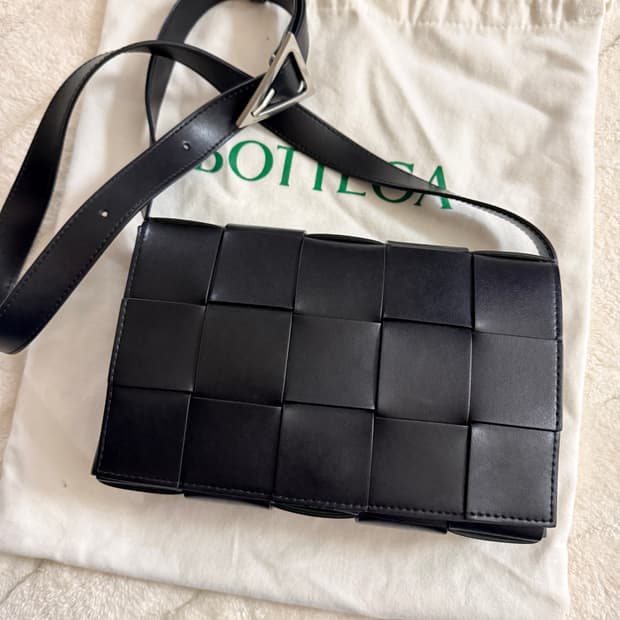 보테가베네타 레더 카세트백 블랙 패러킷