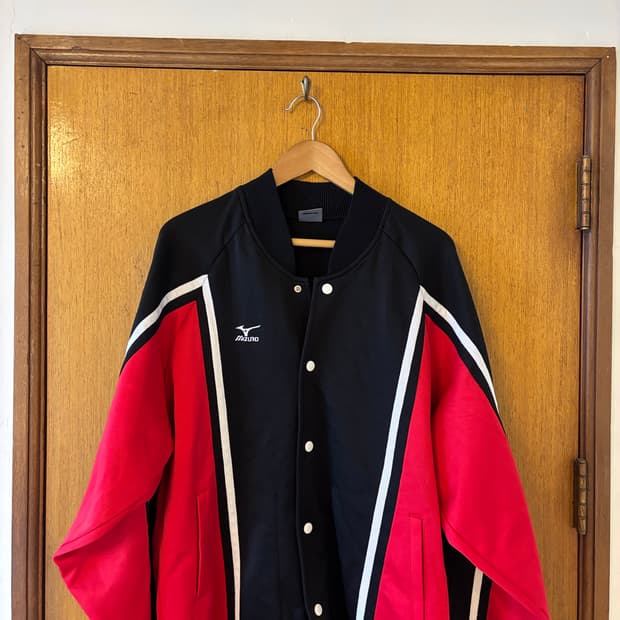 미즈노 블랙/레드 배색 트레이닝 자켓