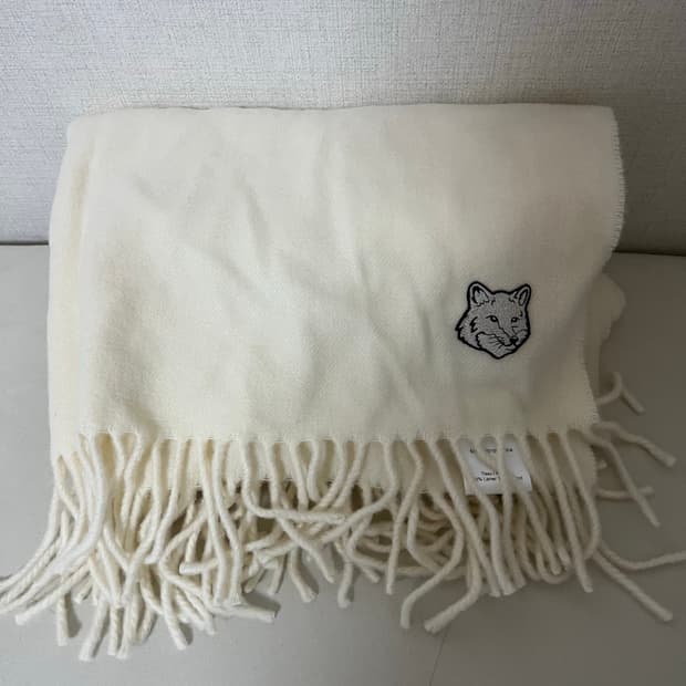 메종키츠네 아이보리 목도리