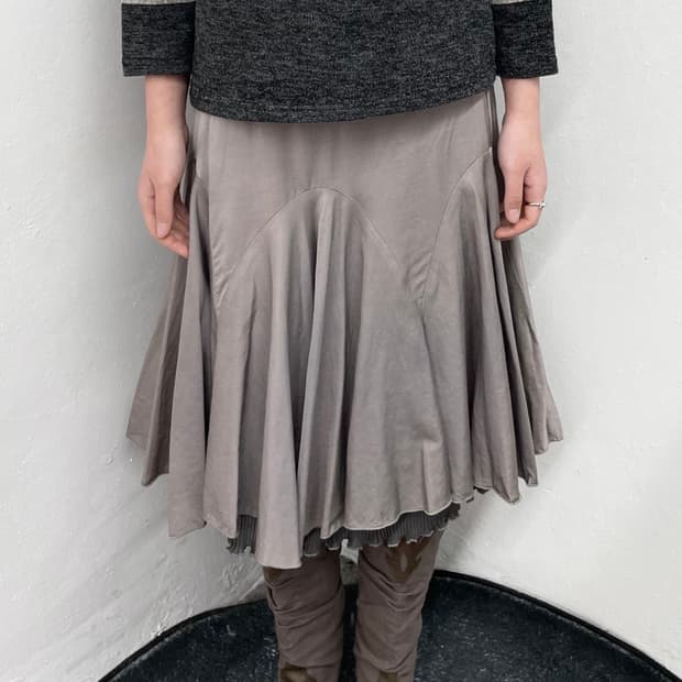 페어리 절개 프릴 디테일 스커트