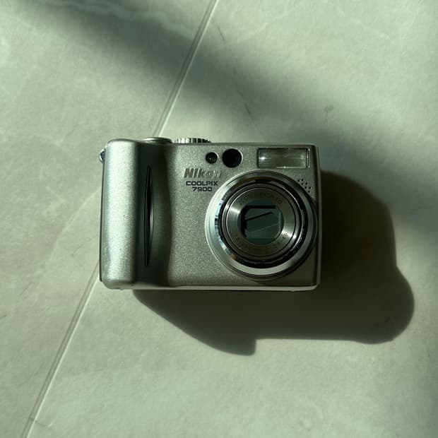 니콘 쿨픽스 7900 · Nikon Coolpix 7900