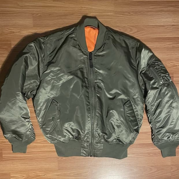 알파 인더스트리 MA-1 플라이트 자켓