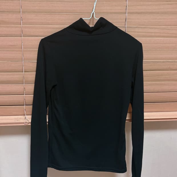 블랙 긴팔 목폴라 티셔츠(실물이 더 예쁘고 팔 매우 길어보임)