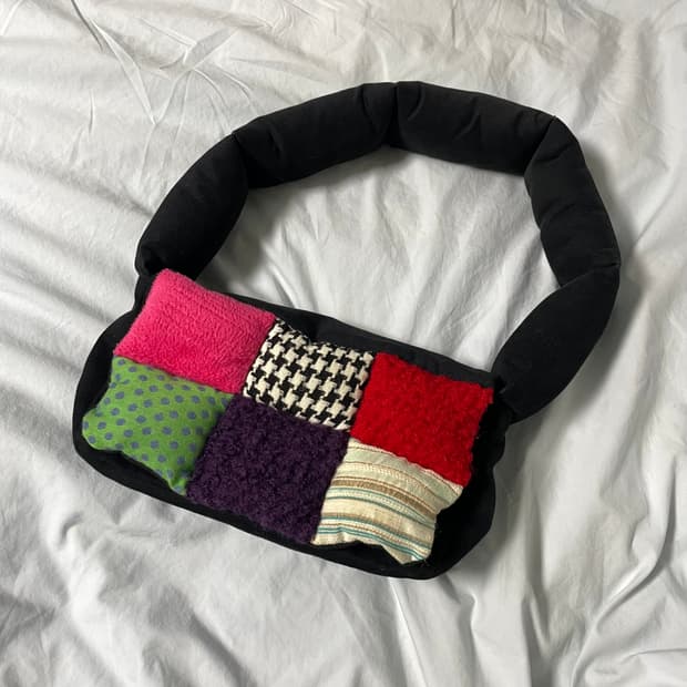 더뮤지엄비지터 쿠션 미니백 (택o)