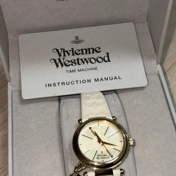 비비안웨스트우드 화이트 가죽 시계 32MM (새상품)