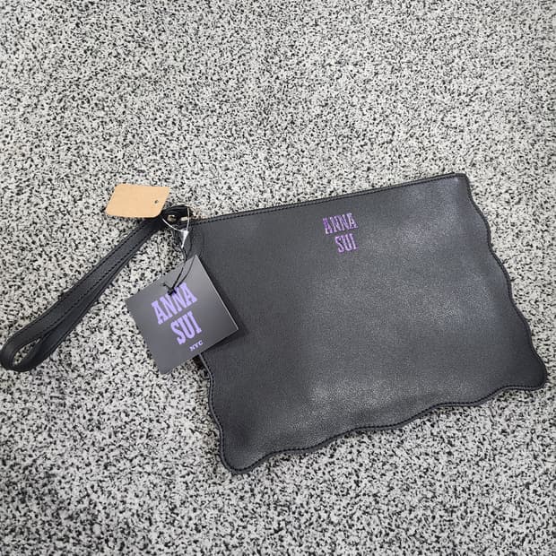안나수이(ANNA SUI NYC) 로고 클러치 