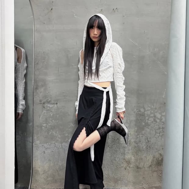 0104 공일공사 BACKLESS HALTER HOODIE 