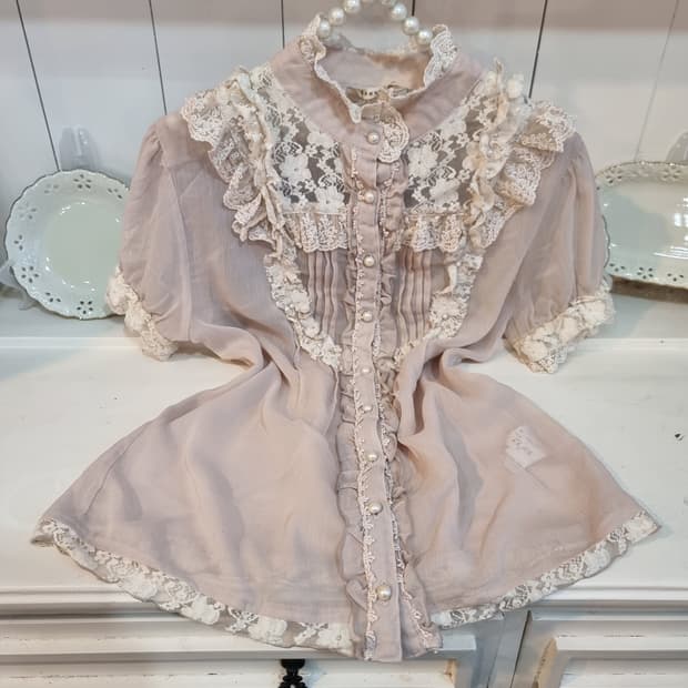 액시즈팜 로맨틱 레이스 카라 시스루 블라우스