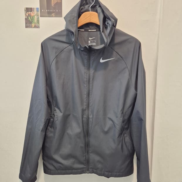 나이키 러닝 바람막이 S 사이즈입니다
- 색상은 다크 그레이