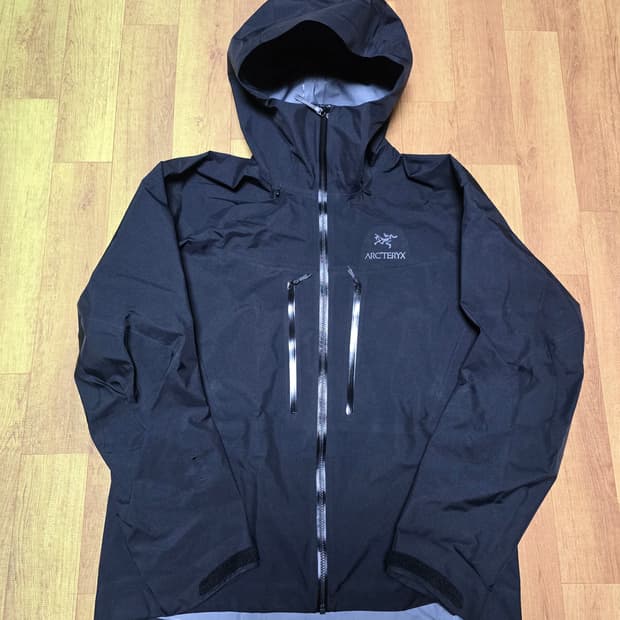 아크테릭스 알파 sv 블랙