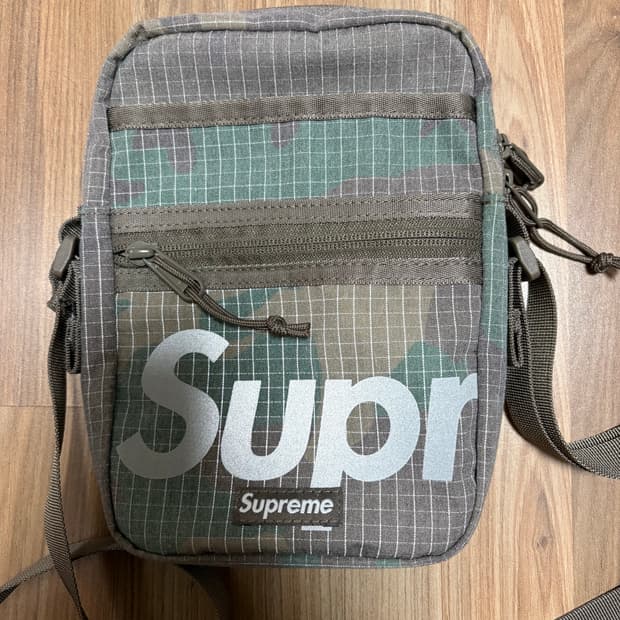 슈프림 숄더백 우드랜드 카모 - 24SS