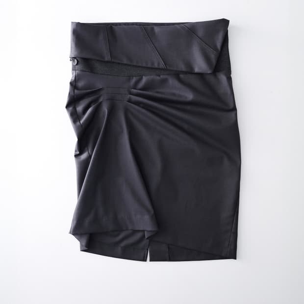 울리카 상투스 Brace pintuck skirt (graphite)
