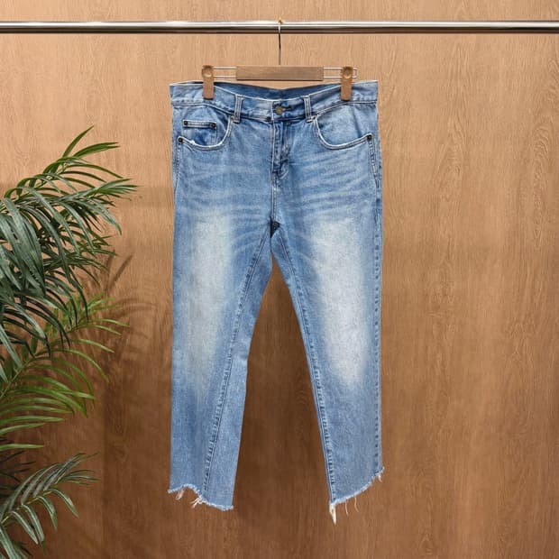 생로랑 파리 데님 팬츠 페이드 워싱 밑단 컷오프 마감 자수 디테일 연청