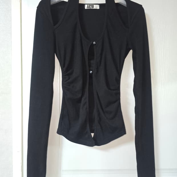 블랙 긴팔 트임 티셔츠