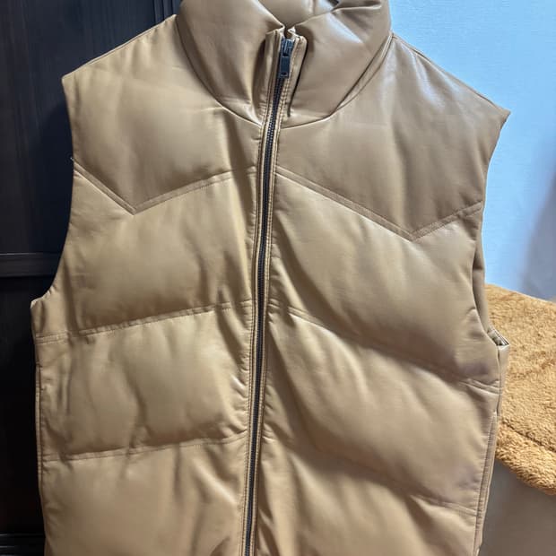 에잇세컨즈 레더 조끼 패딩