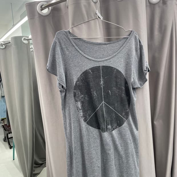 피스심볼 프린팅 반팔 티셔츠 