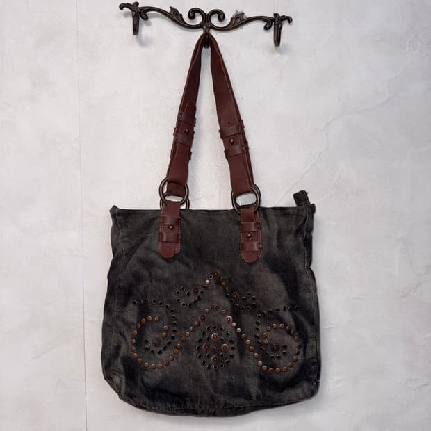 Levi’s charcoal tie dye antique stud 숄더백