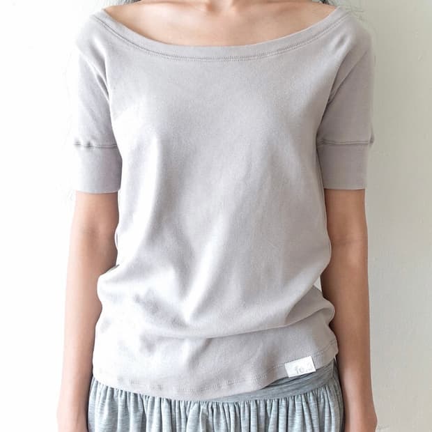 (구합니다) 샵페어리 립 하프 탑 그레이쉬 베이지 구합니다