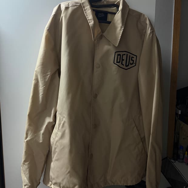 데우스 엑스 마키나 코치자켓