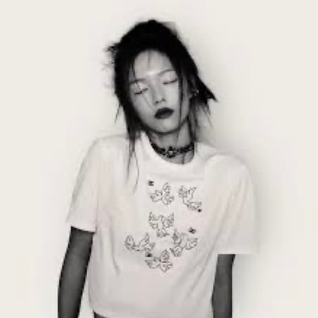 샤넬 22SS 리조트 비둘기 모티브 자수 화이트 반팔티셔츠(M